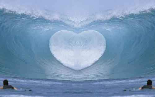 Открытка в день святого Валентина с сердечком из двух цунами